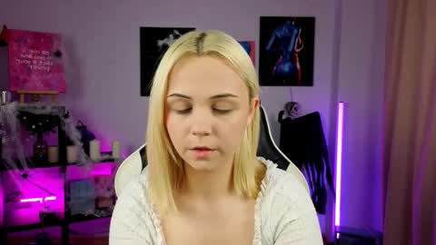 Snapshot of elenamonroee chatting on 10.26.25 elenamonroee online show from 10.26.25