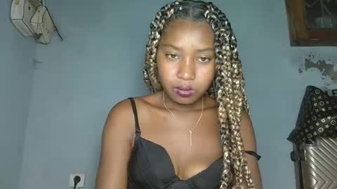 Snapshot of elia011 chatting on 01.17.25 elia011 online show from 01.17.25