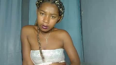 Snapshot of elia011 chatting on 01.18.25 elia011 online show from 01.18.25