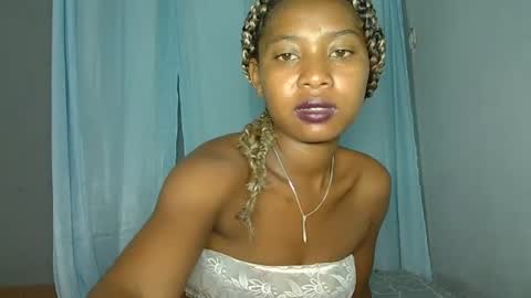 Snapshot of elia011 chatting on 01.18.25 elia011 online show from 01.18.25