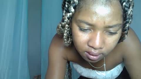 Snapshot of elia011 chatting on 01.19.25 elia011 online show from 01.19.25