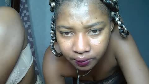 Snapshot of elia011 chatting on 01.19.25 elia011 online show from 01.19.25