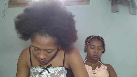 Snapshot of elia011 chatting on 01.21.25 elia011 online show from 01.21.25