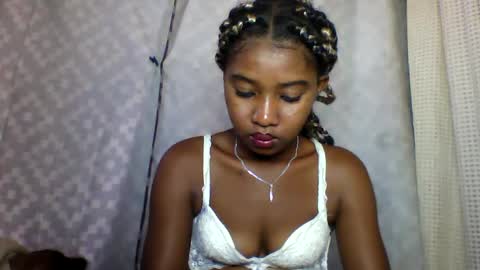 Snapshot of elia011 chatting on 01.22.25 elia011 online show from 01.22.25