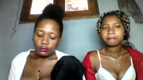 Snapshot of elia011 chatting on 01.25.25 elia011 online show from 01.25.25