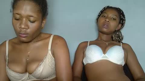 Snapshot of elia011 chatting on 01.25.25 elia011 online show from 01.25.25