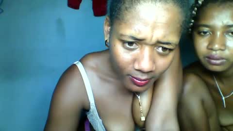 Snapshot of elia011 chatting on 01.25.25 elia011 online show from 01.25.25