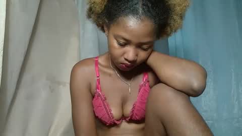 Snapshot of elia011 chatting on 01.30.25 elia011 online show from 01.30.25