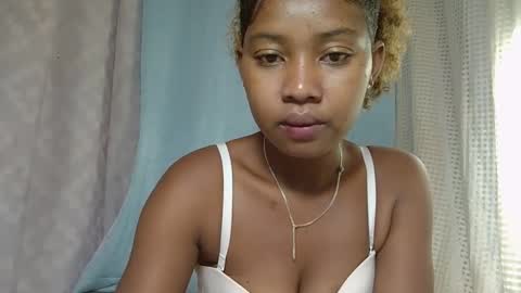 Snapshot of elia011 chatting on 02.22.25 elia011 online show from 02.22.25