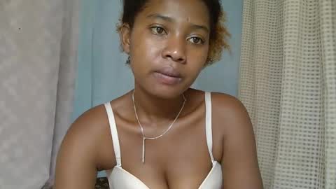 Snapshot of elia011 chatting on 02.23.25 elia011 online show from 02.23.25