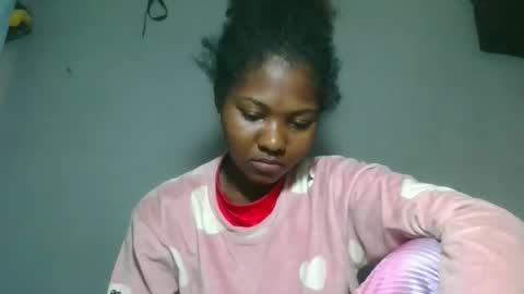 Snapshot of elia011 chatting on 10.29.25 elia011 online show from 10.29.25