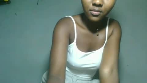 Snapshot of elia011 chatting on 10.31.25 elia011 online show from 10.31.25