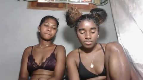 Snapshot of elia011 chatting on 11.02.25 elia011 online show from 11.02.25