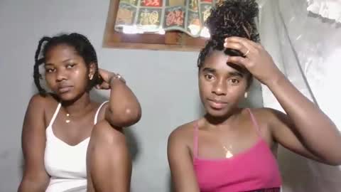 Snapshot of elia011 chatting on 11.08.25 elia011 online show from 11.08.25