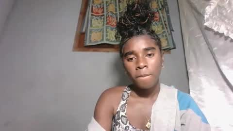 Snapshot of elia011 chatting on 11.10.25 elia011 online show from 11.10.25