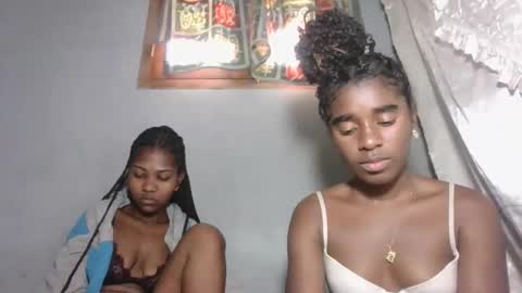 Snapshot of elia011 chatting on 11.11.25 elia011 online show from 11.11.25