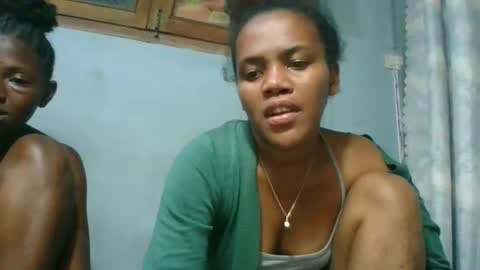 Snapshot of elia011 chatting on 11.20.25 elia011 online show from 11.20.25