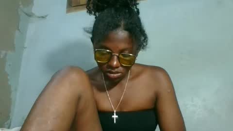 Snapshot of elia011 chatting on 11.22.25 elia011 online show from 11.22.25