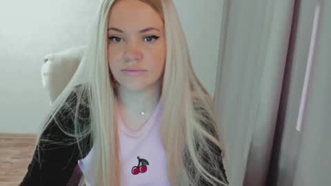 Snapshot of elia_ chatting on 06.18.26 Ella online show from 06.18.26