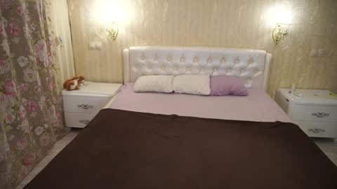 Snapshot of eliarose chatting on 09.30.25 Luna online show from 09.30.25