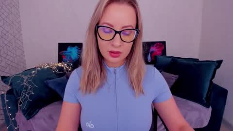 Snapshot of elisabethmills chatting on 03.10.25 Elisabeth online show from 03.10.25