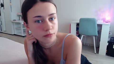 Snapshot of eliscuteblonde chatting on 10.17.25 Elis online show from 10.17.25