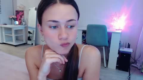 Snapshot of eliscuteblonde chatting on 11.19.25 Elis online show from 11.19.25