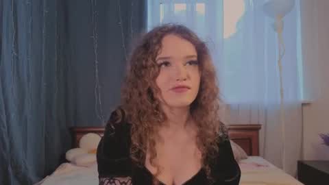 Snapshot of elishahemrich chatting on 06.24.26 Shakira online show from 06.24.26