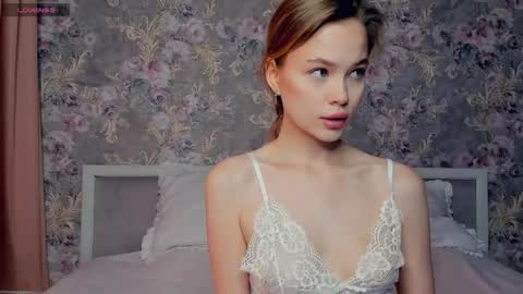 Snapshot of elisiopilin chatting on 10.22.25 Ella online show from 10.22.25