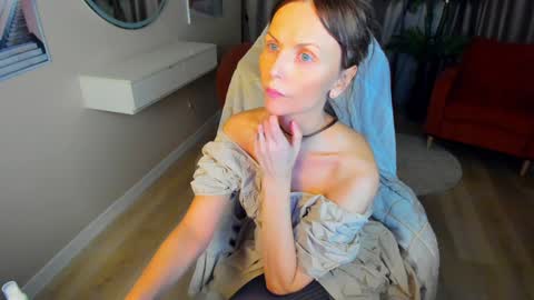 Snapshot of elizabe_th chatting on 02.07.25 Elizabethangel online show from 02.07.25