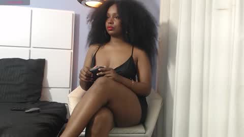 Snapshot of elizabethbell_ chatting on 11.06.25 Elizabeth online show from 11.06.25