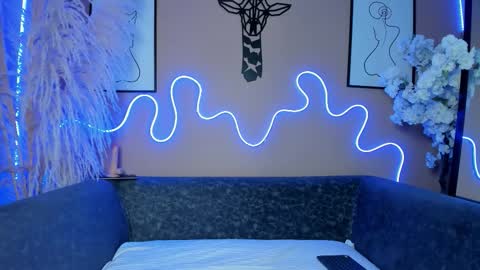 Snapshot of ella_evans_ chatting on 11.24.25 Ella online show from 11.24.25