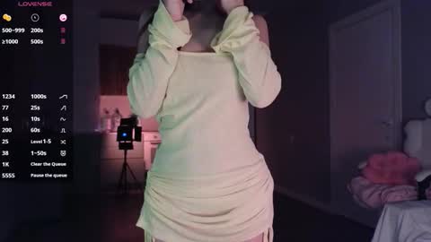 Snapshot of ella_lee15 chatting on 09.24.25 Lee online show from 09.24.25