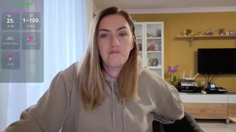 Snapshot of ella_max_live chatting on 11.04.25 Ella Max online show from 11.04.25