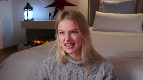 Snapshot of ella_twinkle chatting on 12.01.24 Ella online show from 12.01.24