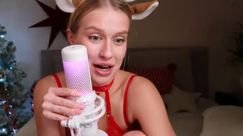 Snapshot of ella_twinkle chatting on 12.13.24 Ella online show from 12.13.24