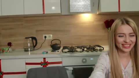 Snapshot of ella_twinkle chatting on 12.18.24 Ella online show from 12.18.24