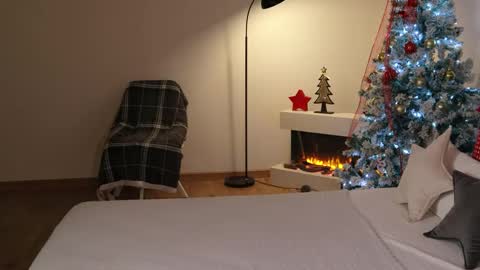 Snapshot of ella_twinkle chatting on 12.20.24 Ella online show from 12.20.24