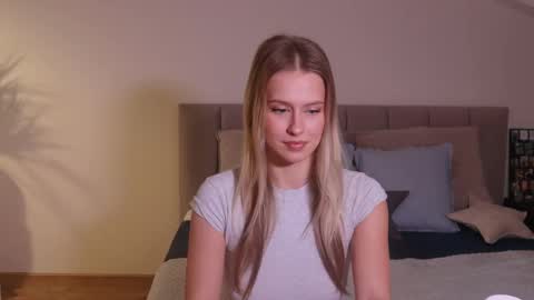 Snapshot of ella_twinkle chatting on 01.25.25 Ella online show from 01.25.25