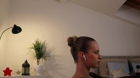 Snapshot of ella_twinkle chatting on 02.09.25 Ella online show from 02.09.25