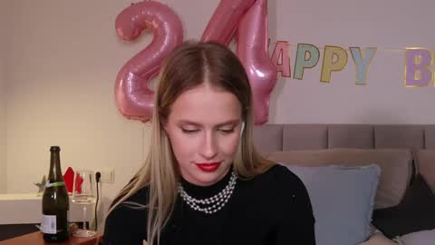 Snapshot of ella_twinkle chatting on 03.01.25 Ella online show from 03.01.25