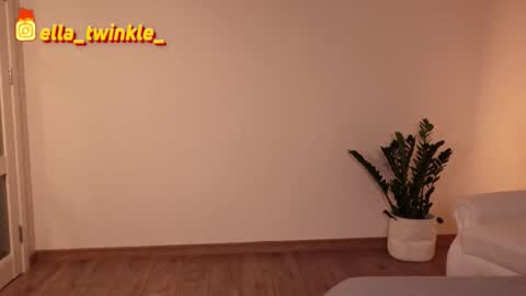 Snapshot of ella_twinkle chatting on 09.14.25 Ella online show from 09.14.25