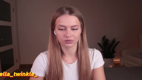 Snapshot of ella_twinkle chatting on 10.18.25 Ella online show from 10.18.25