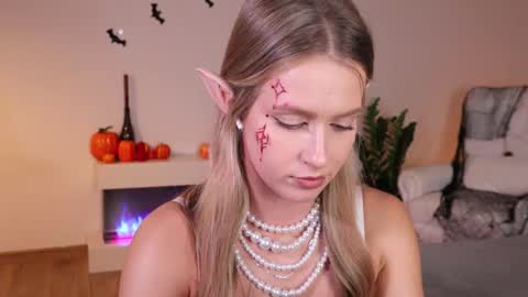 Snapshot of ella_twinkle chatting on 10.25.25 Ella online show from 10.25.25