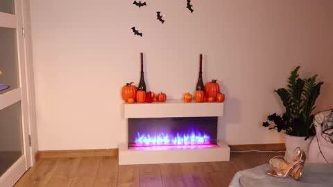 Snapshot of ella_twinkle chatting on 10.26.25 Ella online show from 10.26.25