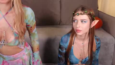 Snapshot of ella_twinkle chatting on 10.31.25 Ella online show from 10.31.25