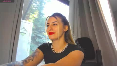 Snapshot of ella_vee chatting on 09.14.25 ella_vee online show from 09.14.25