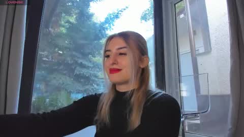 Snapshot of ella_vee chatting on 10.01.25 ella_vee online show from 10.01.25