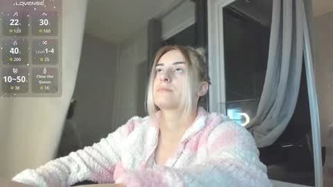 Snapshot of ella_vee chatting on 10.14.25 ella_vee online show from 10.14.25