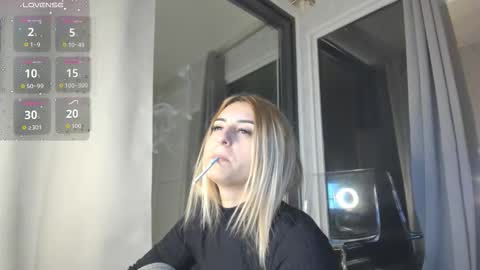 Snapshot of ella_vee chatting on 11.13.25 ella_vee online show from 11.13.25